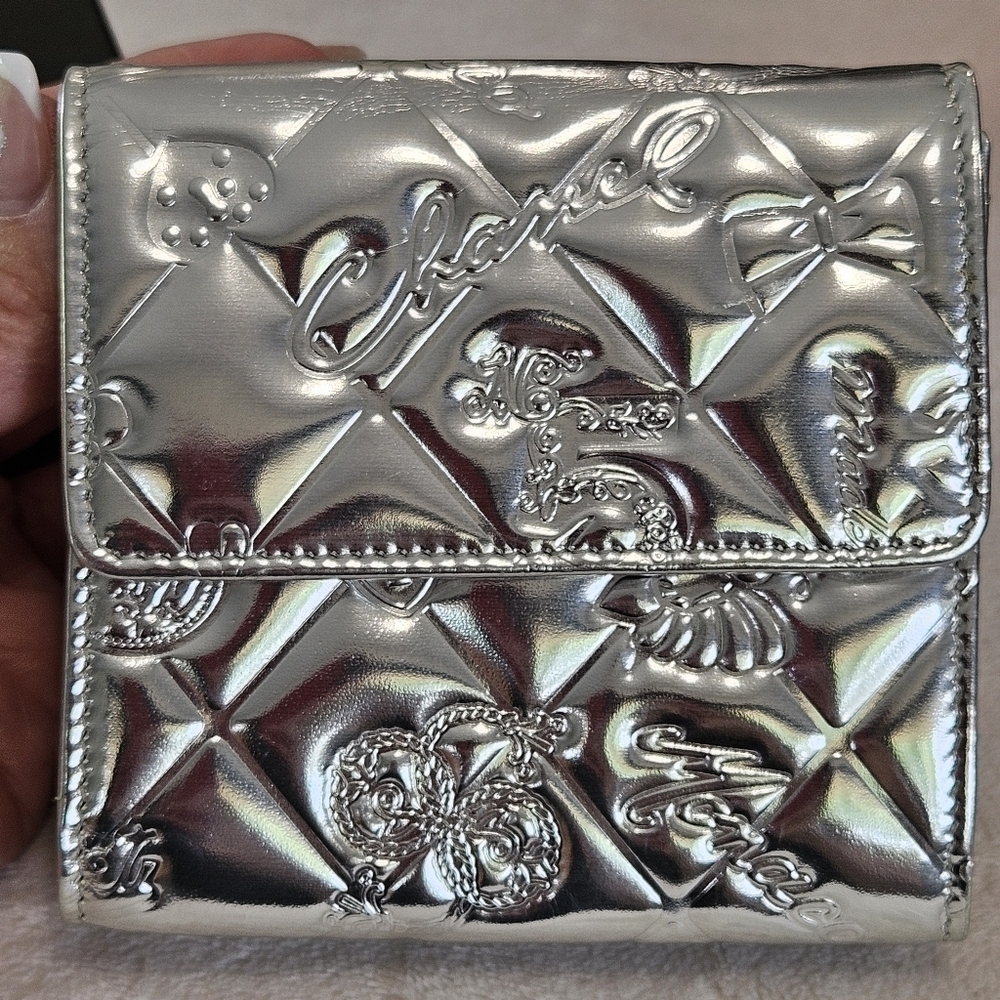 Chanel Vintage precious symbols Compact Silver Quilted Wallet - Picture 2 of 16